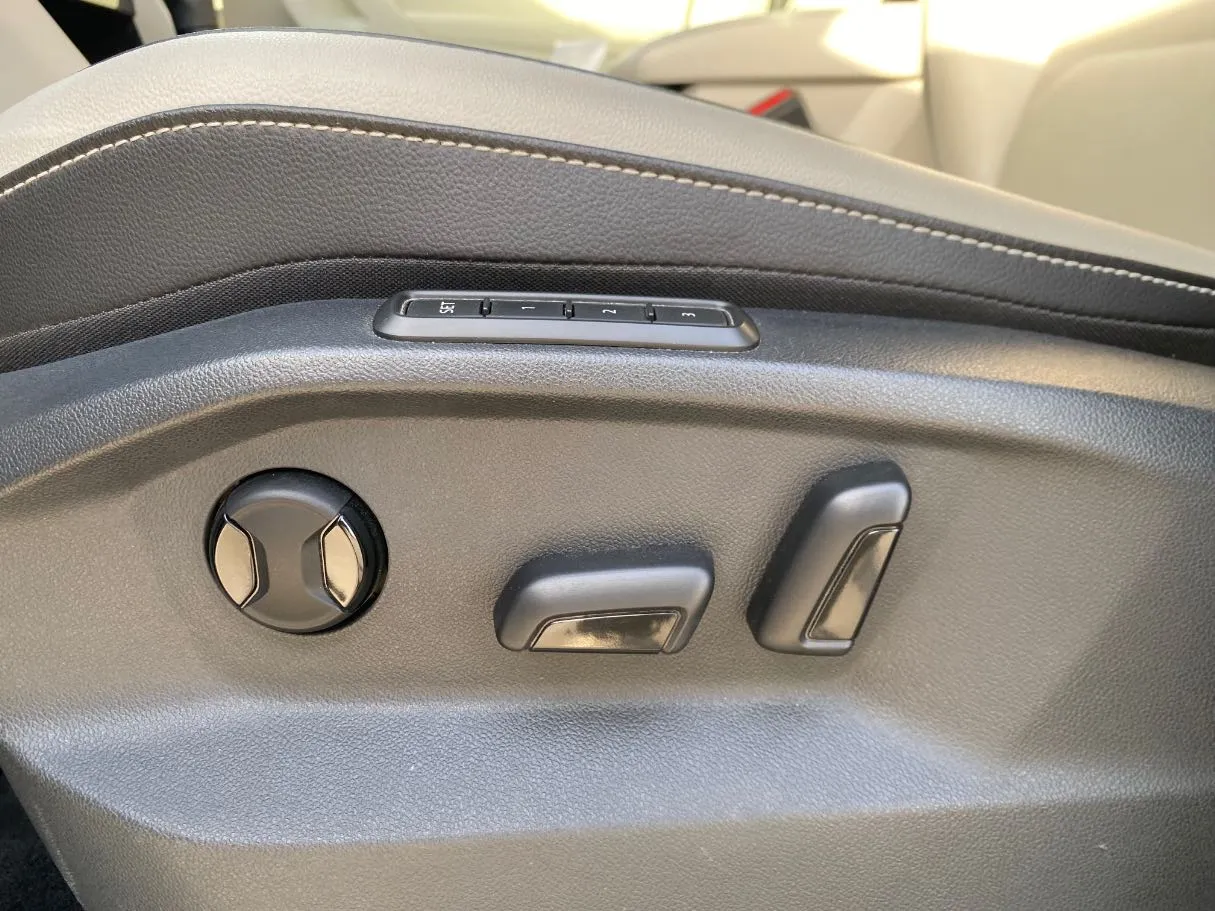 Car image 30