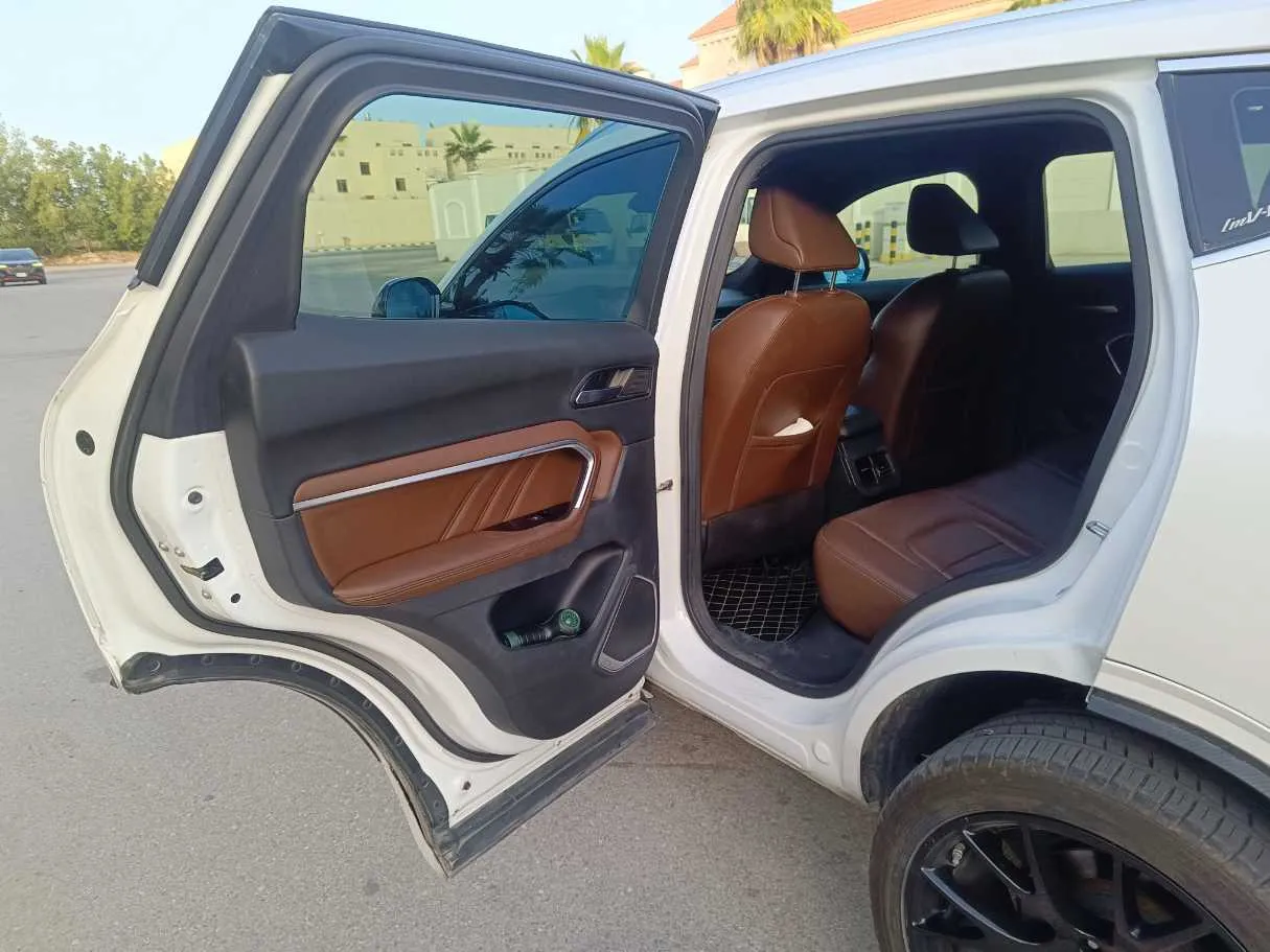 Car image 16
