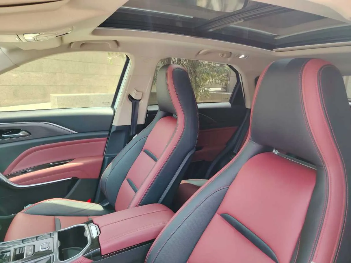 Car image 14
