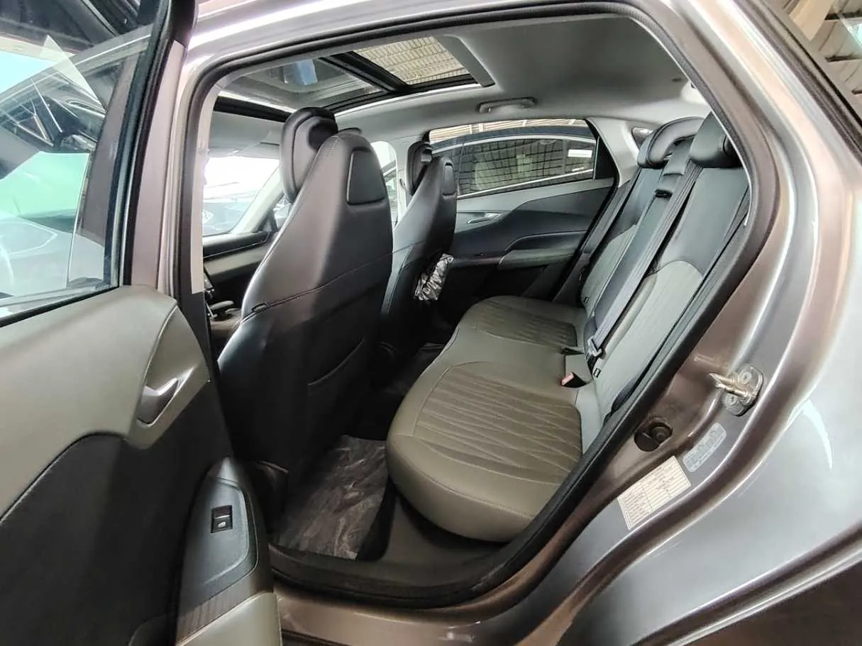 Car image 19
