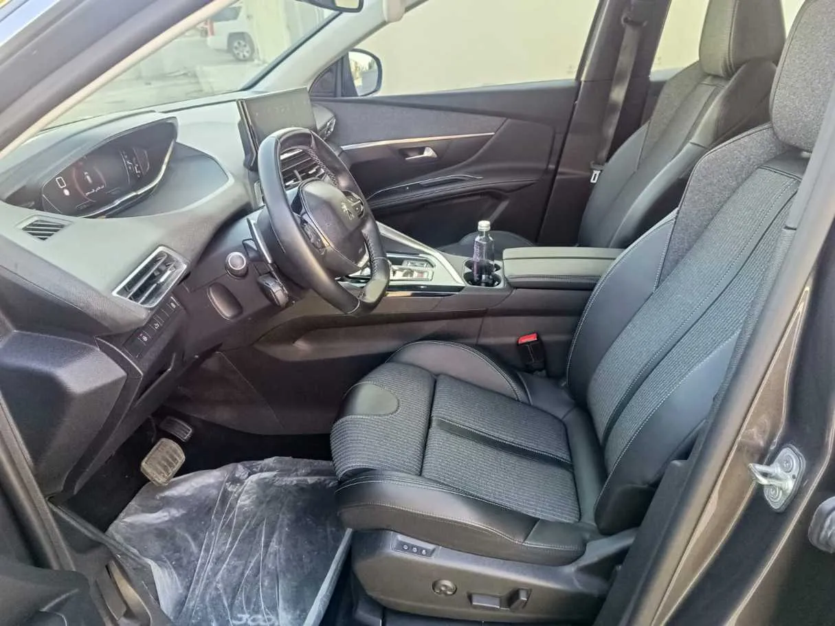 Car image 14