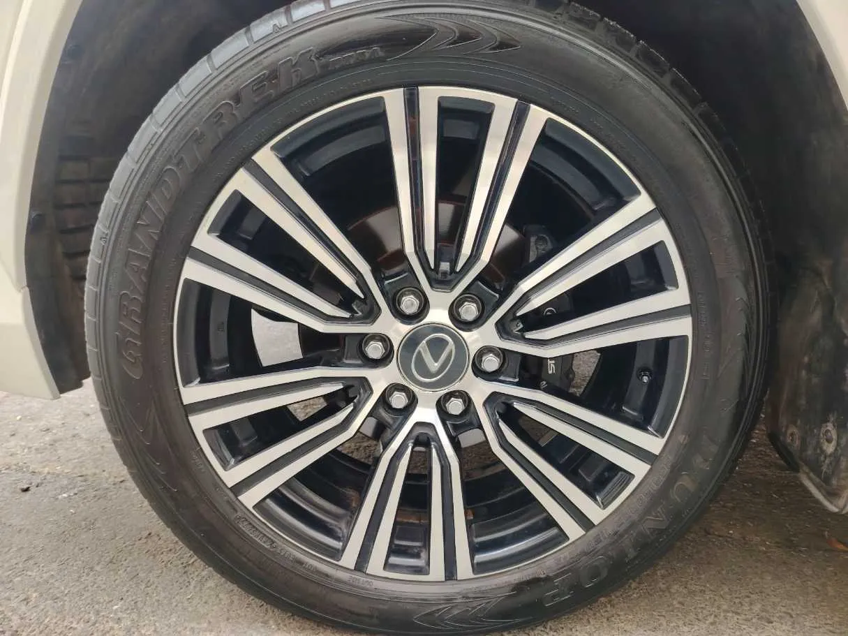 Car image 10