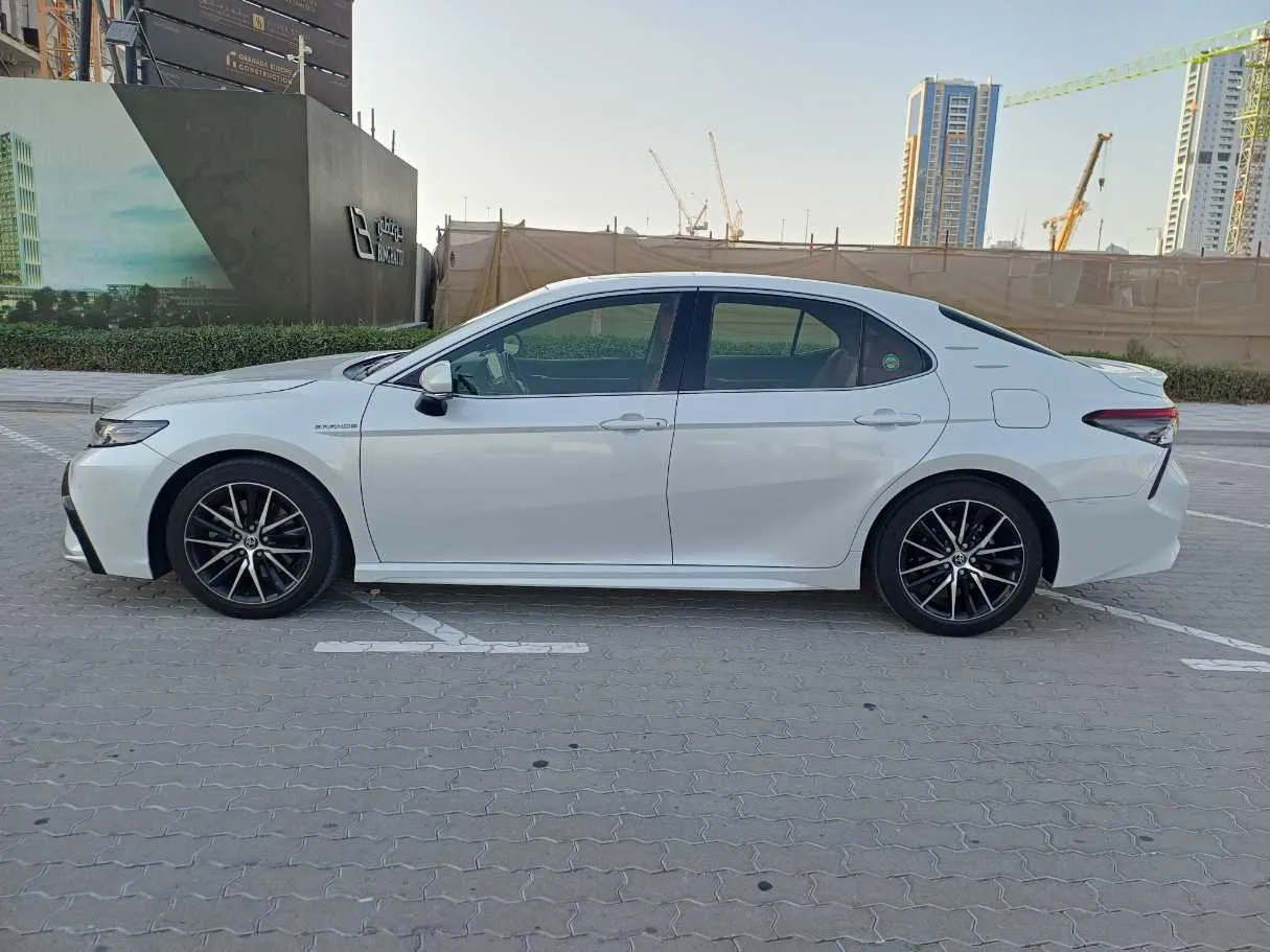 Car image 4