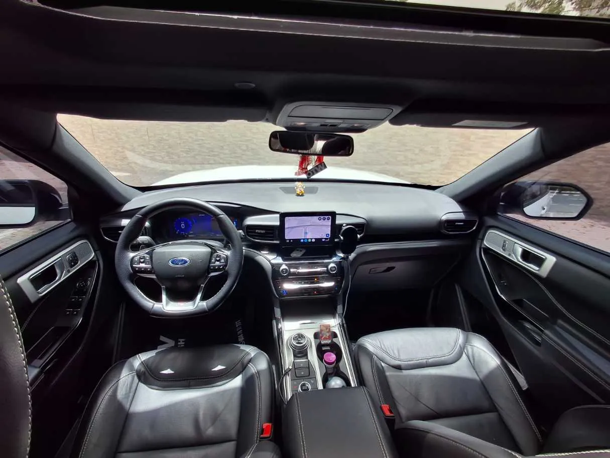 Car image 14