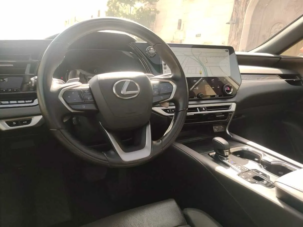 Car image 25