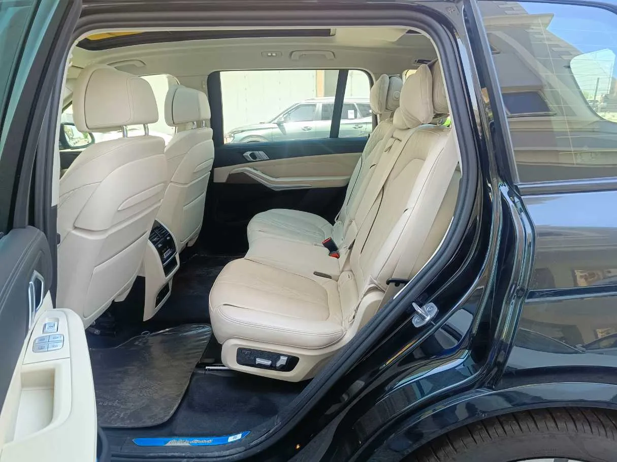 Car image 19