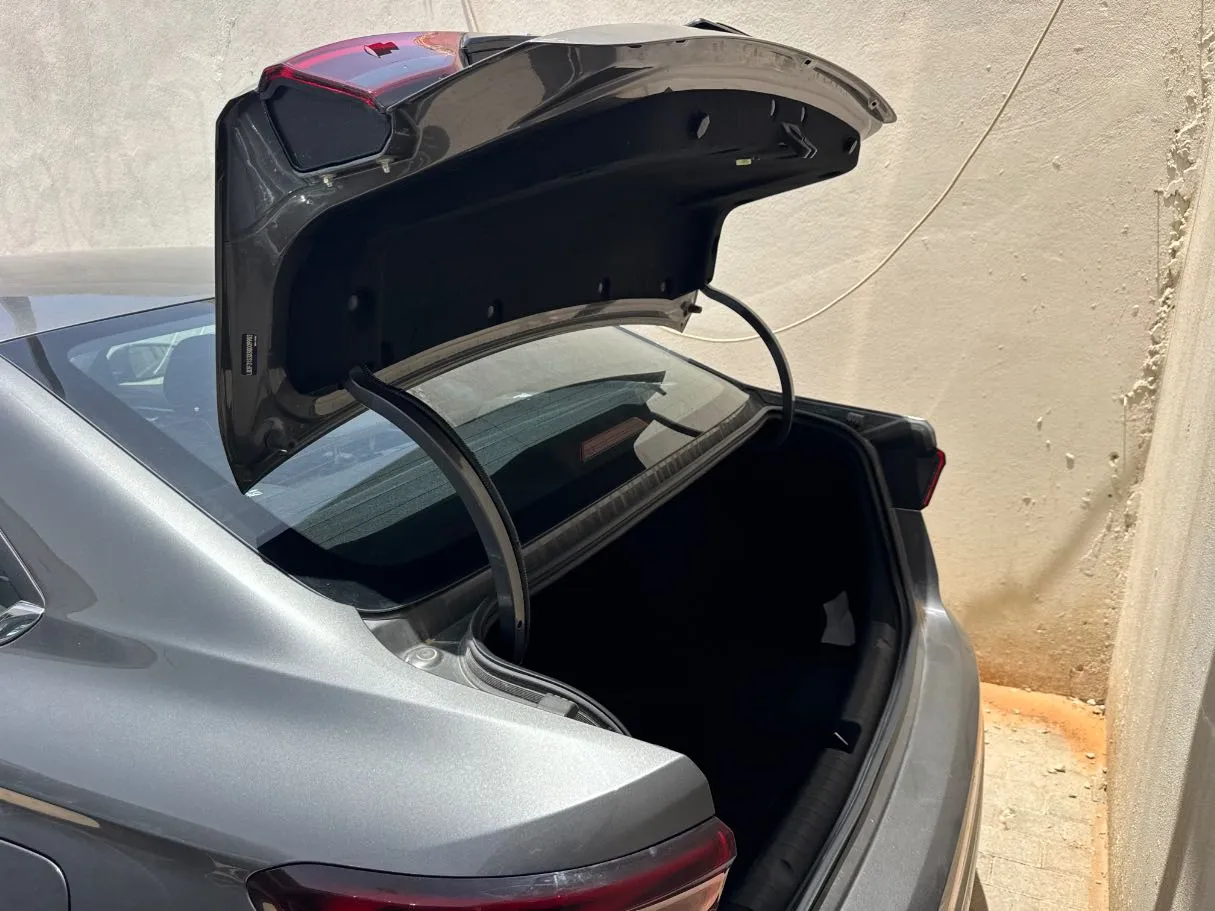 Car image 14
