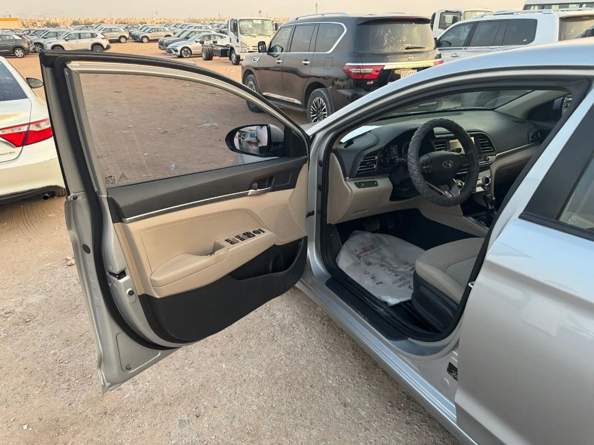 Car image 9