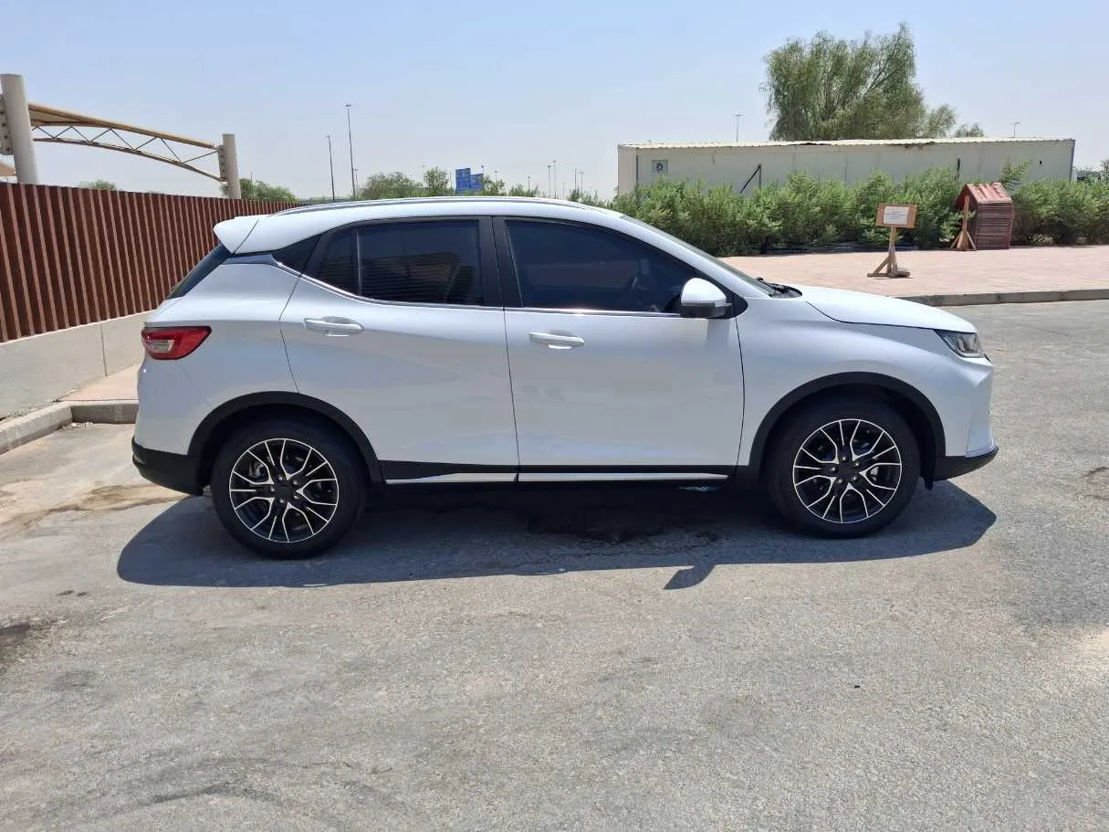 Car image 4