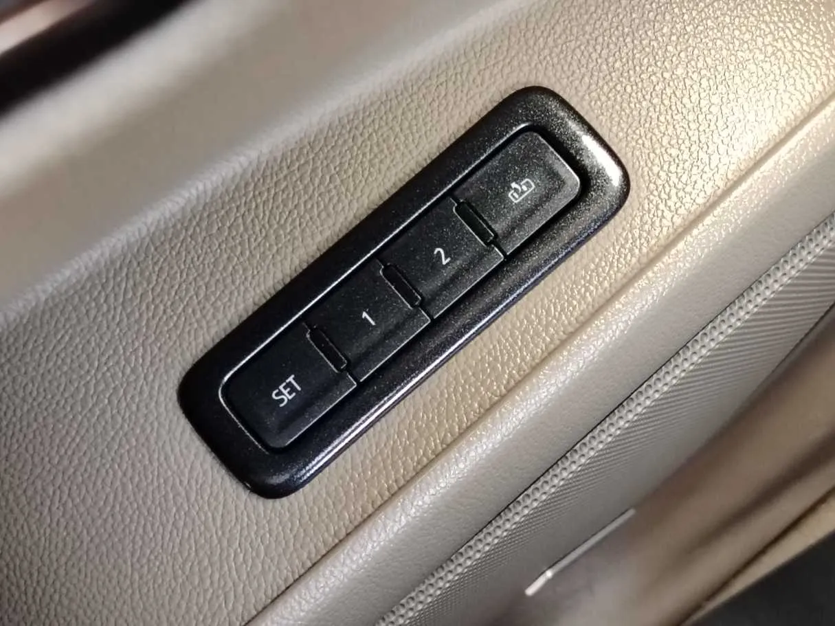 Car image 34