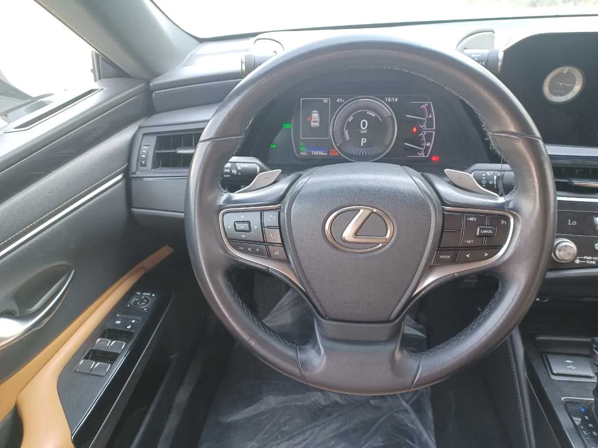 Car image 16