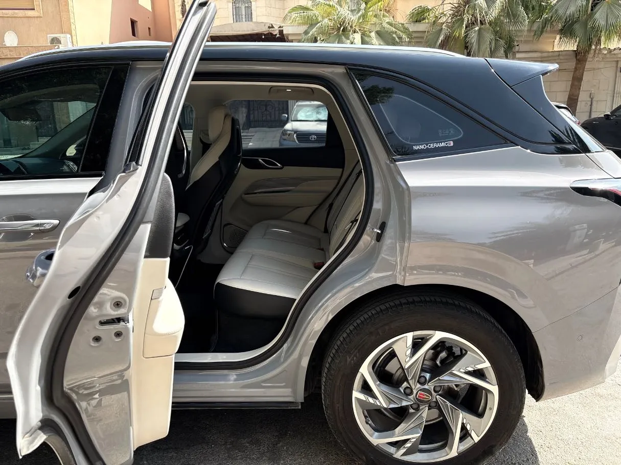 Car image 15