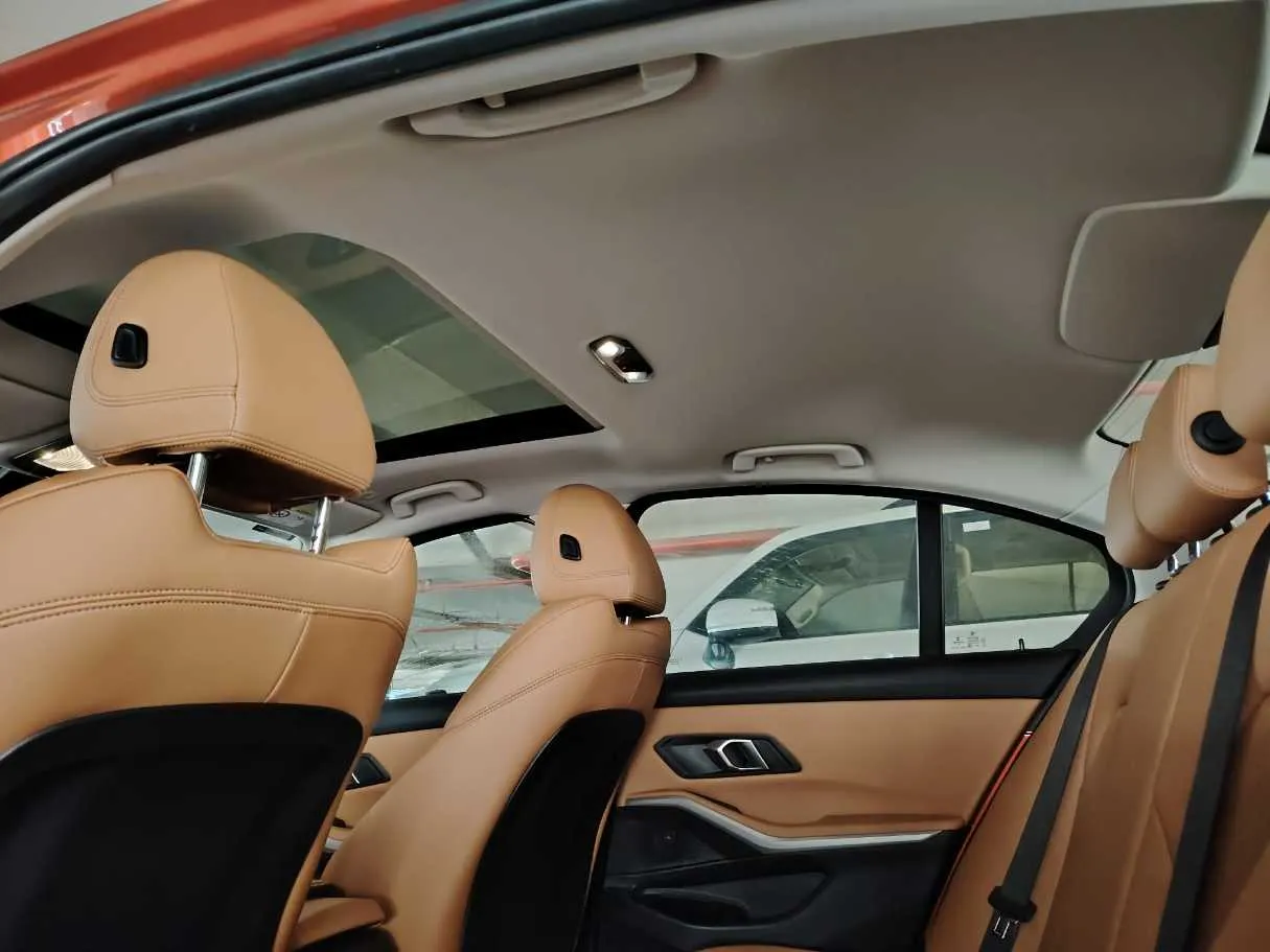 Car image 18