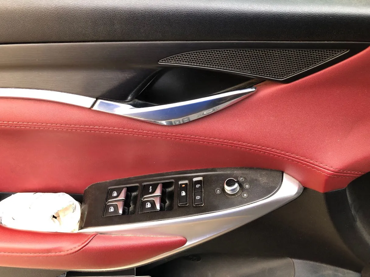 Car image 11