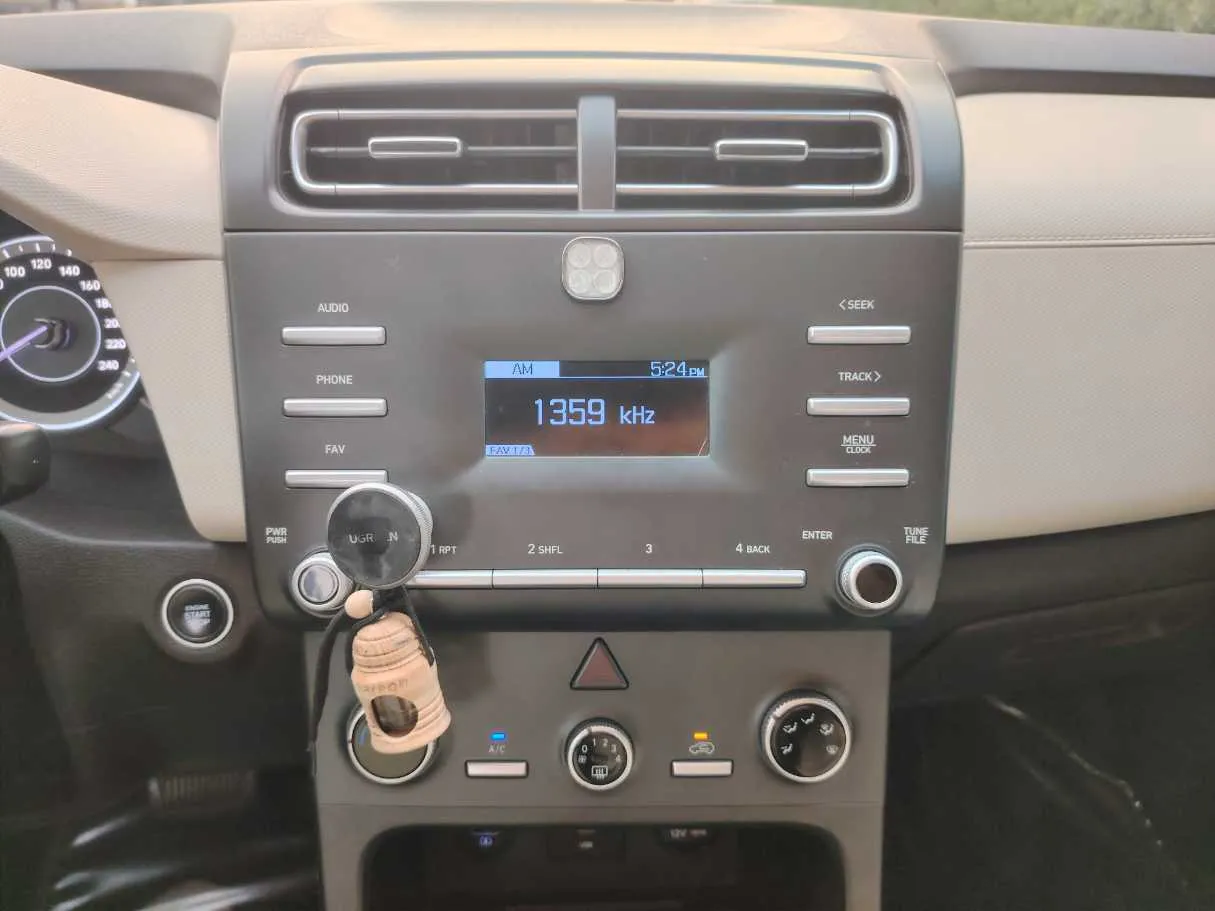 Car image 19