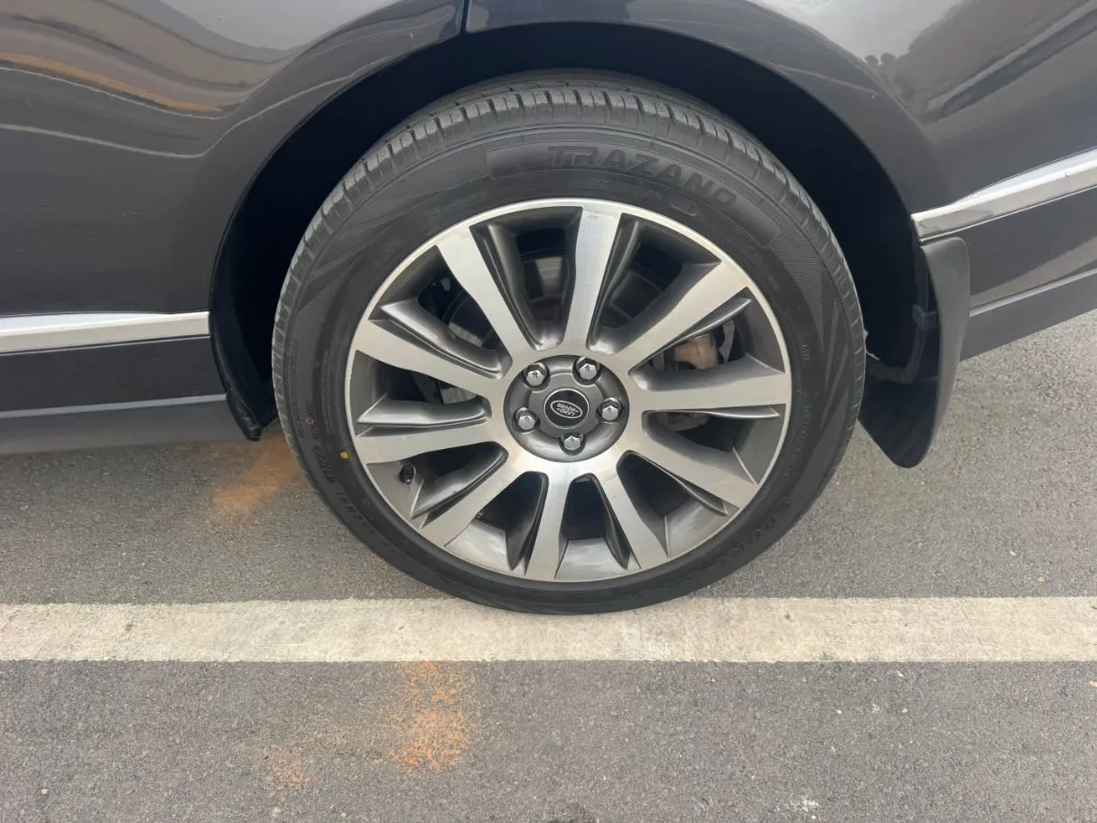 Car image 9