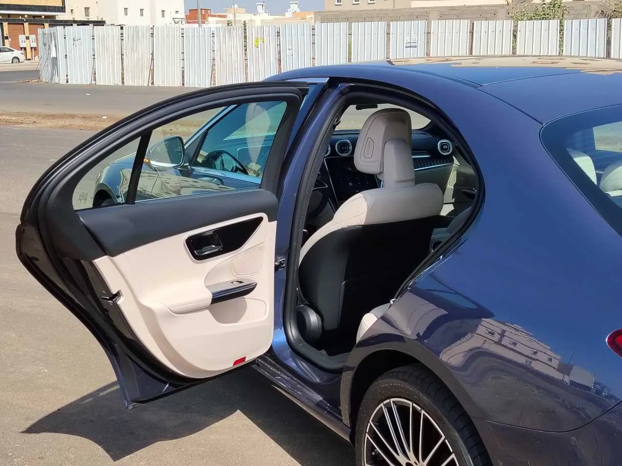 Car image 14