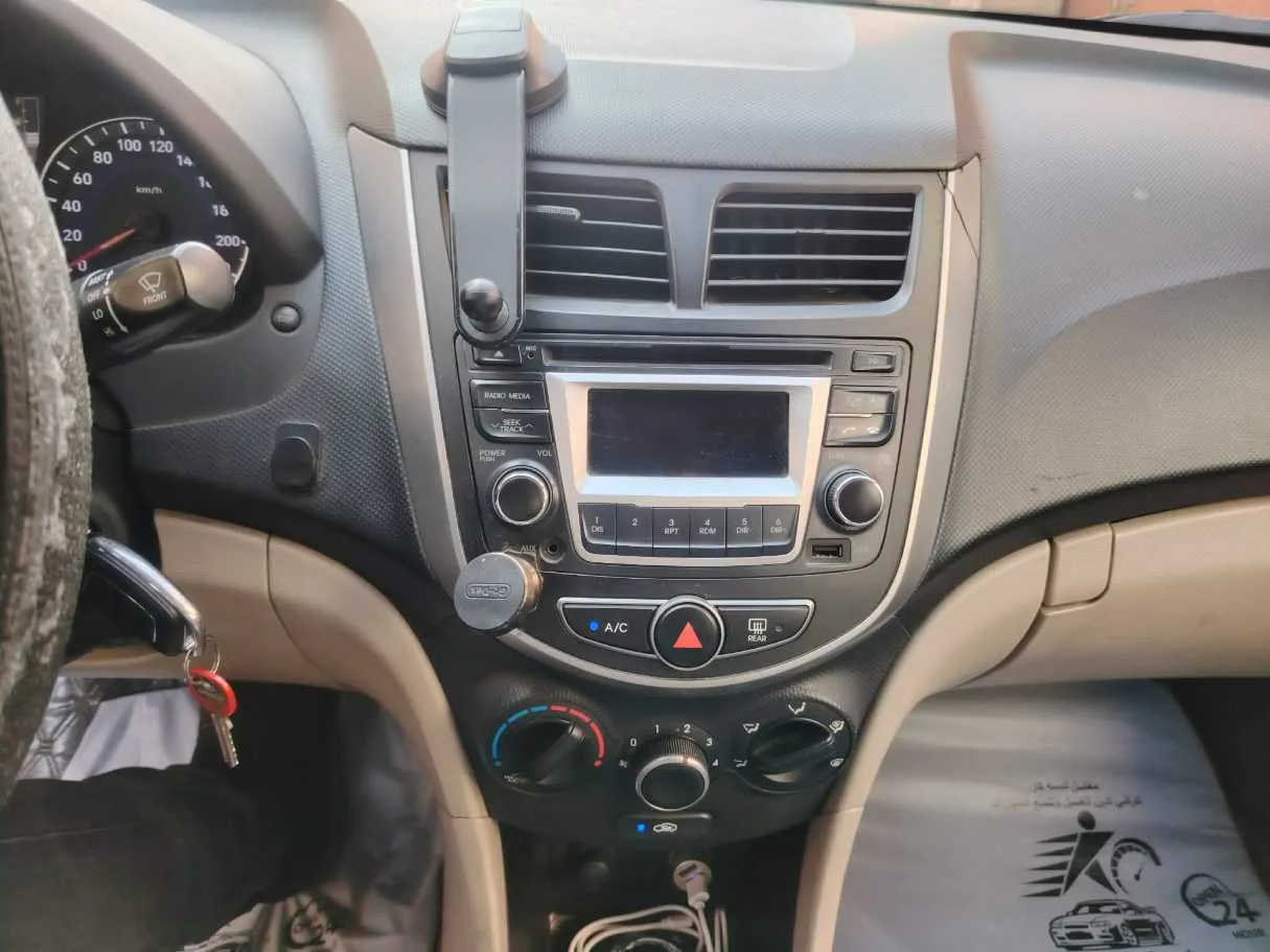 Car image 25