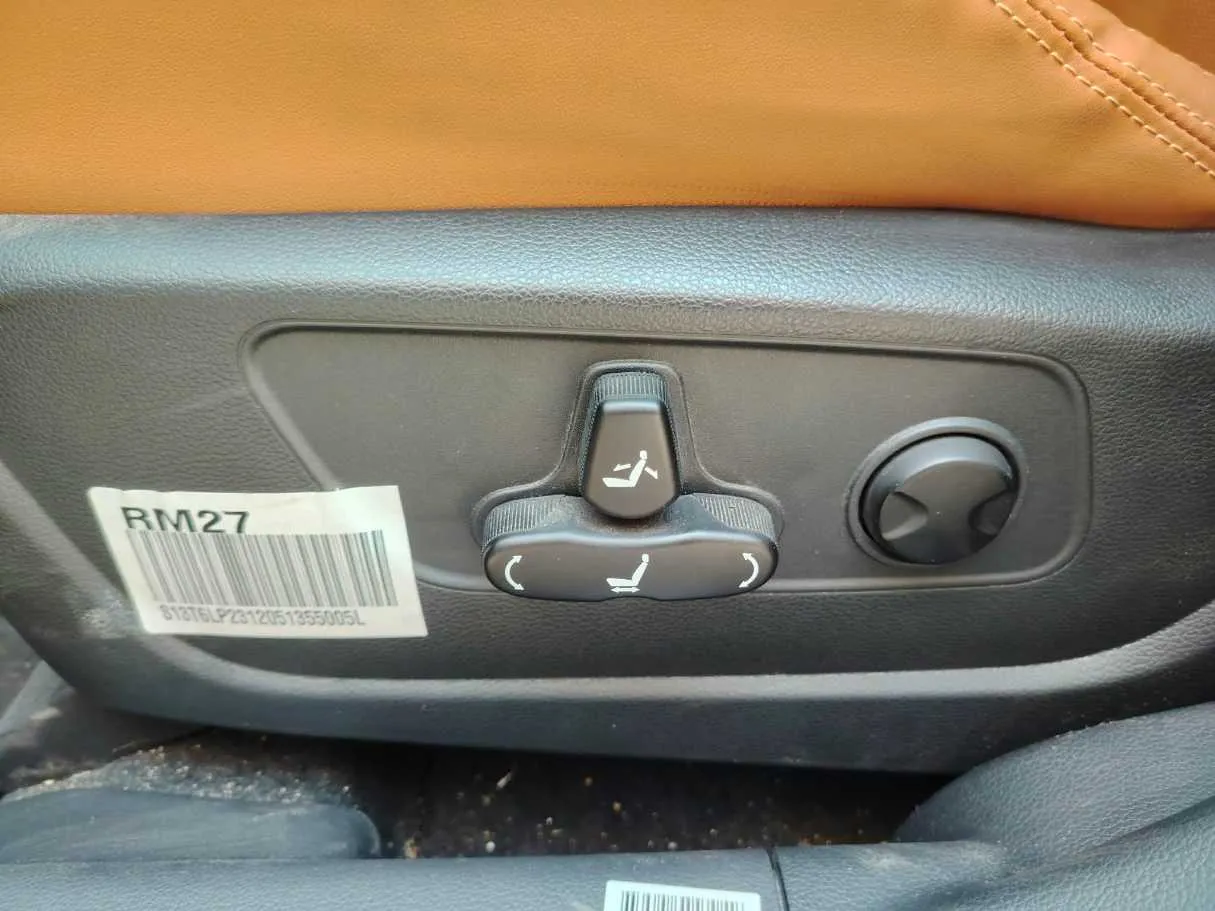 Car image 38