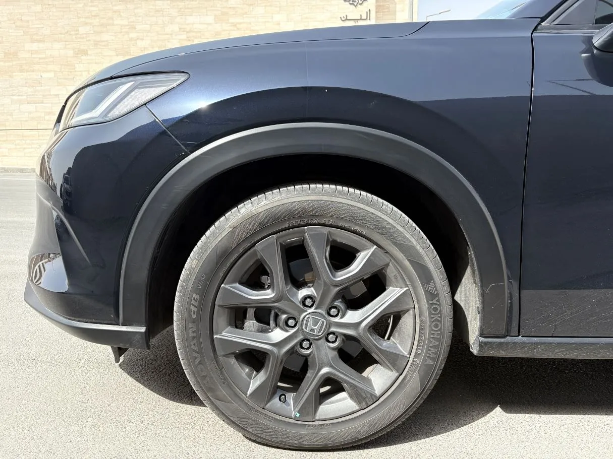 Car image 9