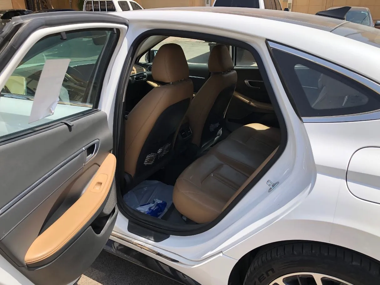 Car image 12