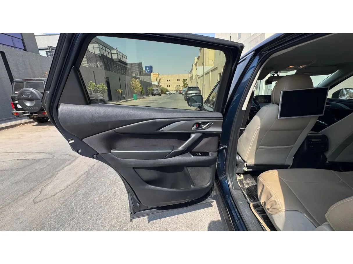 Car image 11