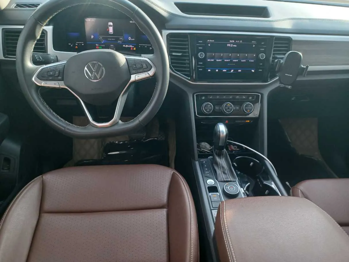 Car image 16