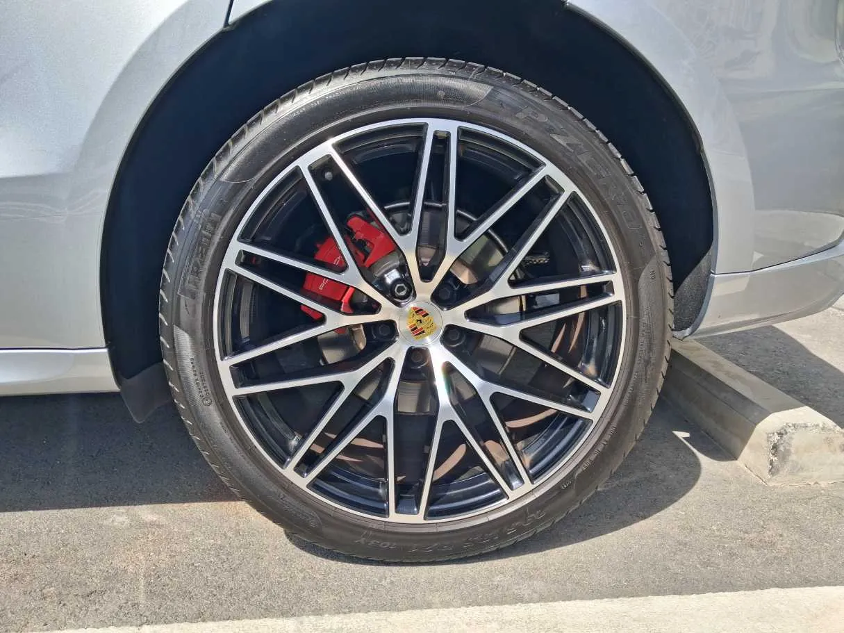 Car image 9