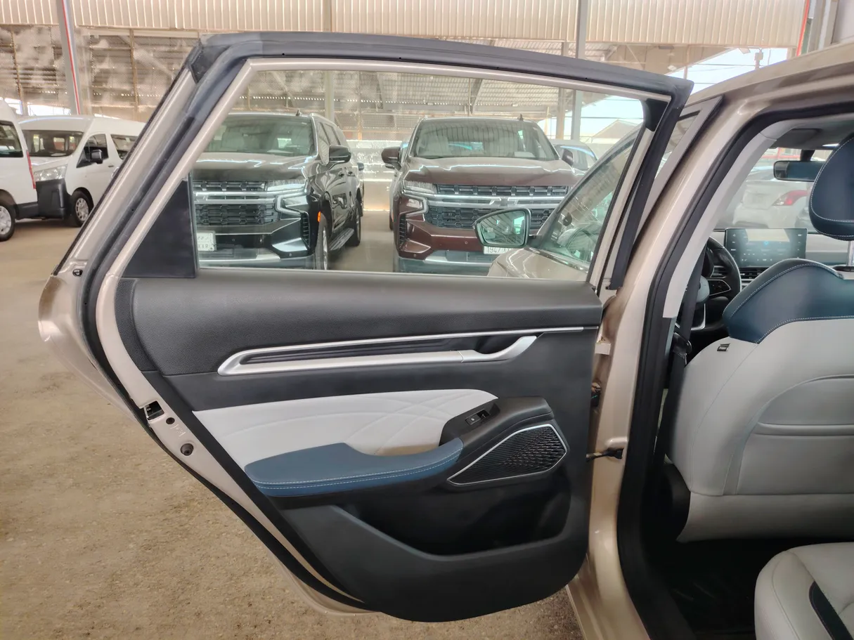 Car image 18