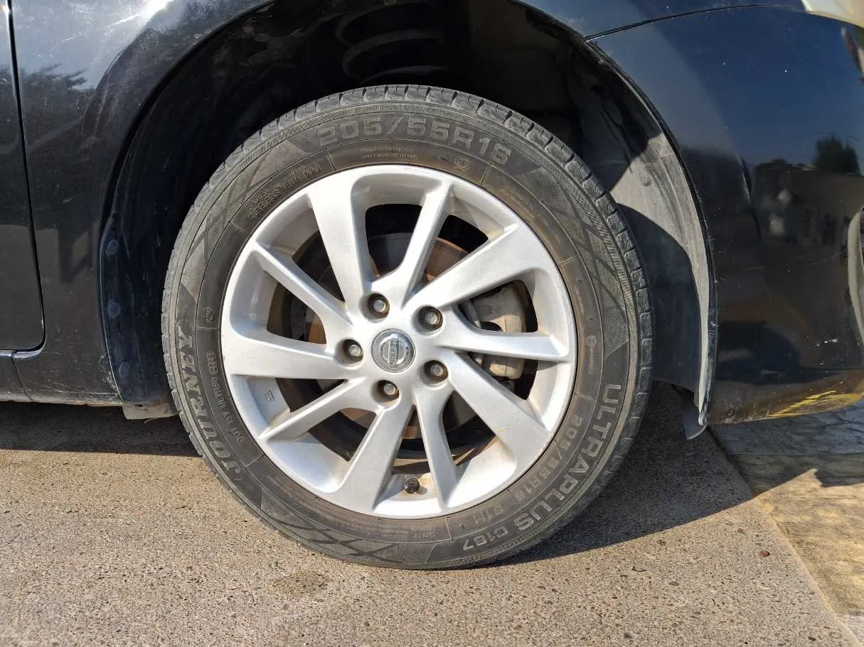 Car image 9