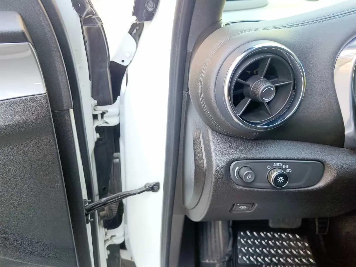 Car image 32