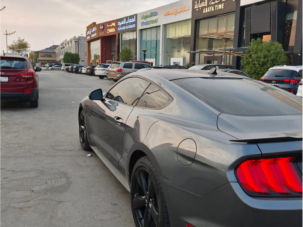 Car image 3