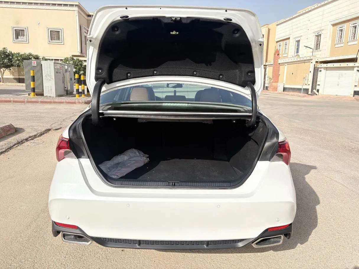 Car image 24