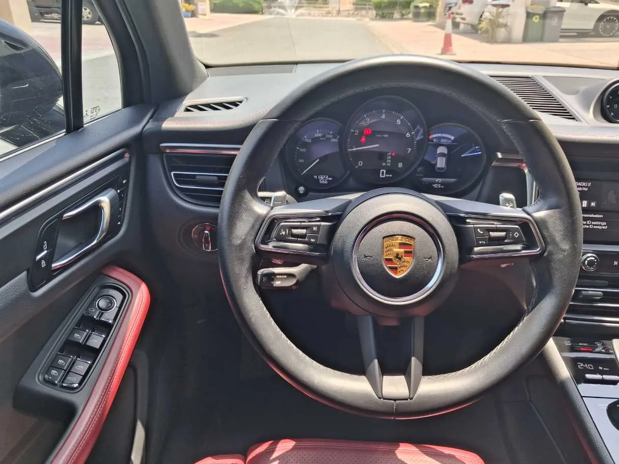 Car image 18