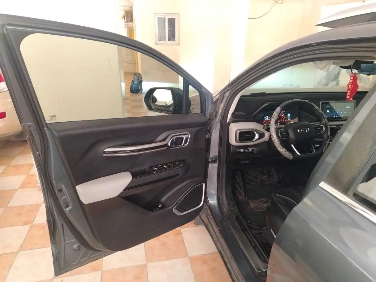 Car image 12