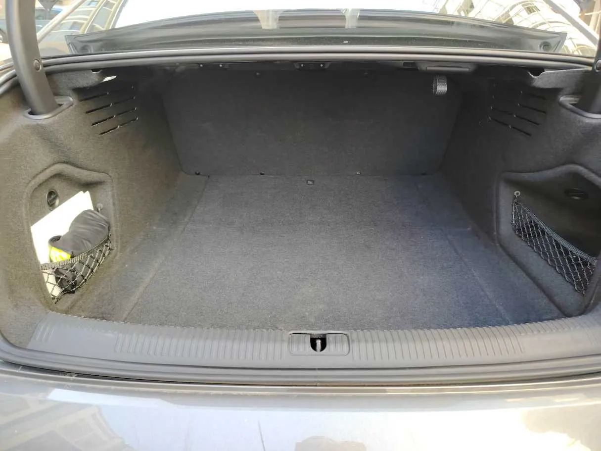 Car image 30