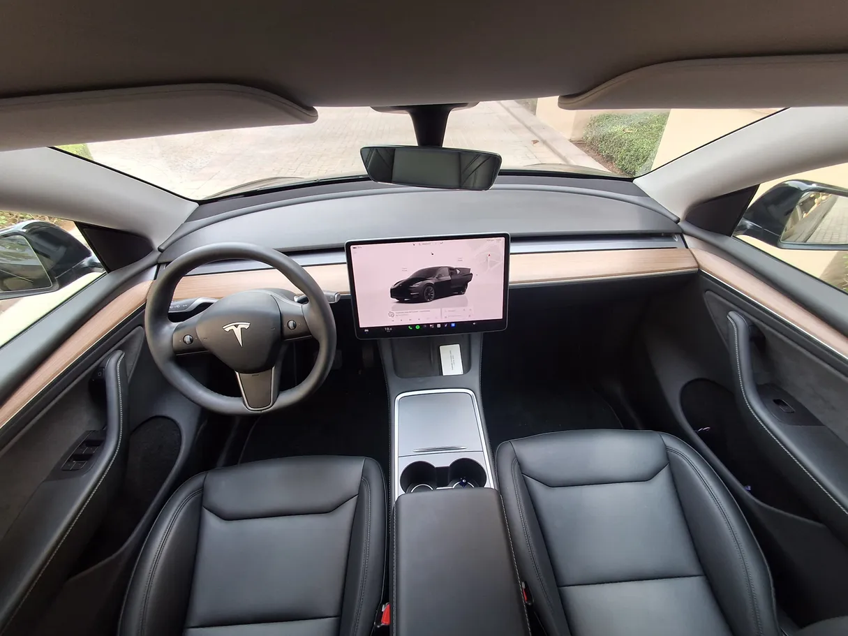 Car image 14