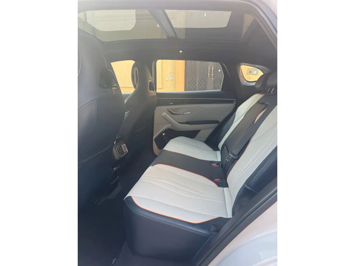 Car image 13