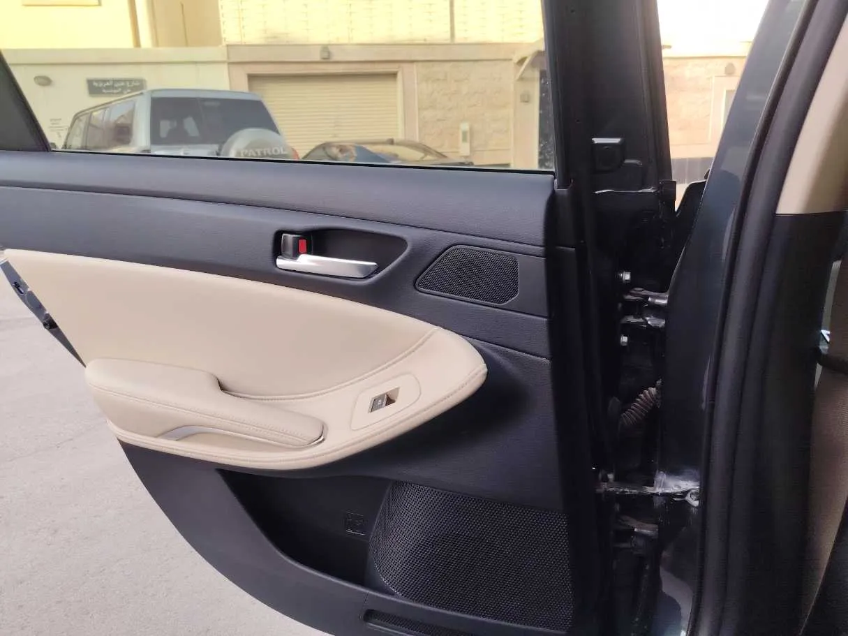 Car image 27