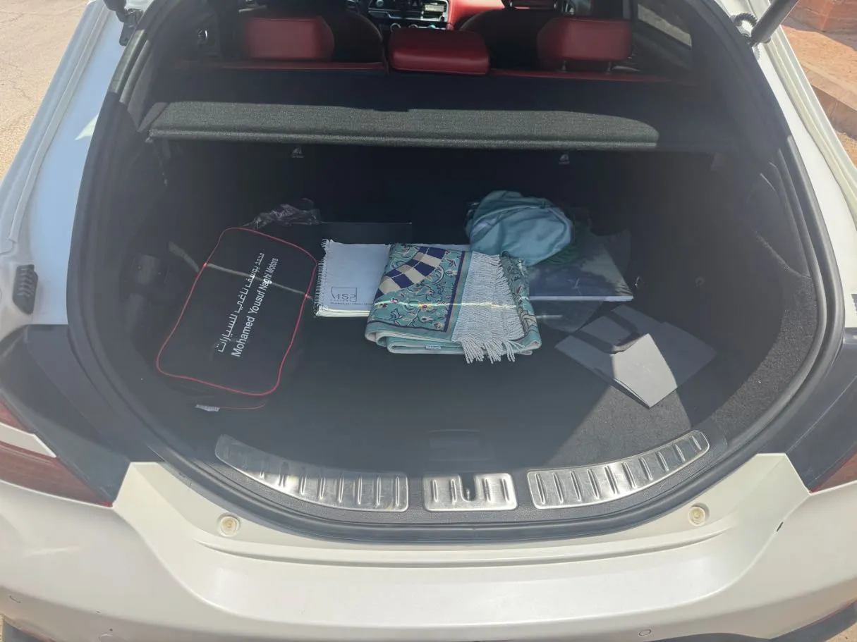 Car image 19