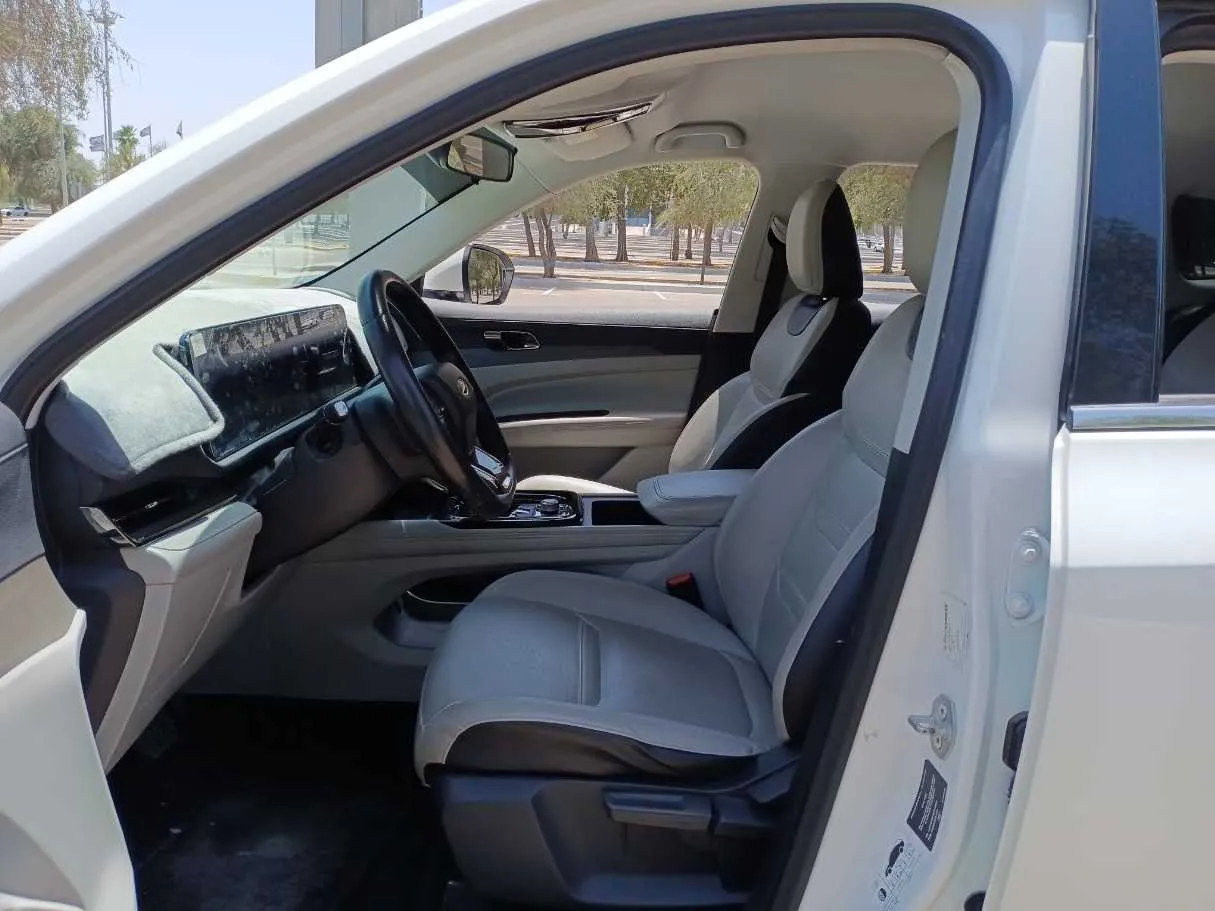 Car image 12