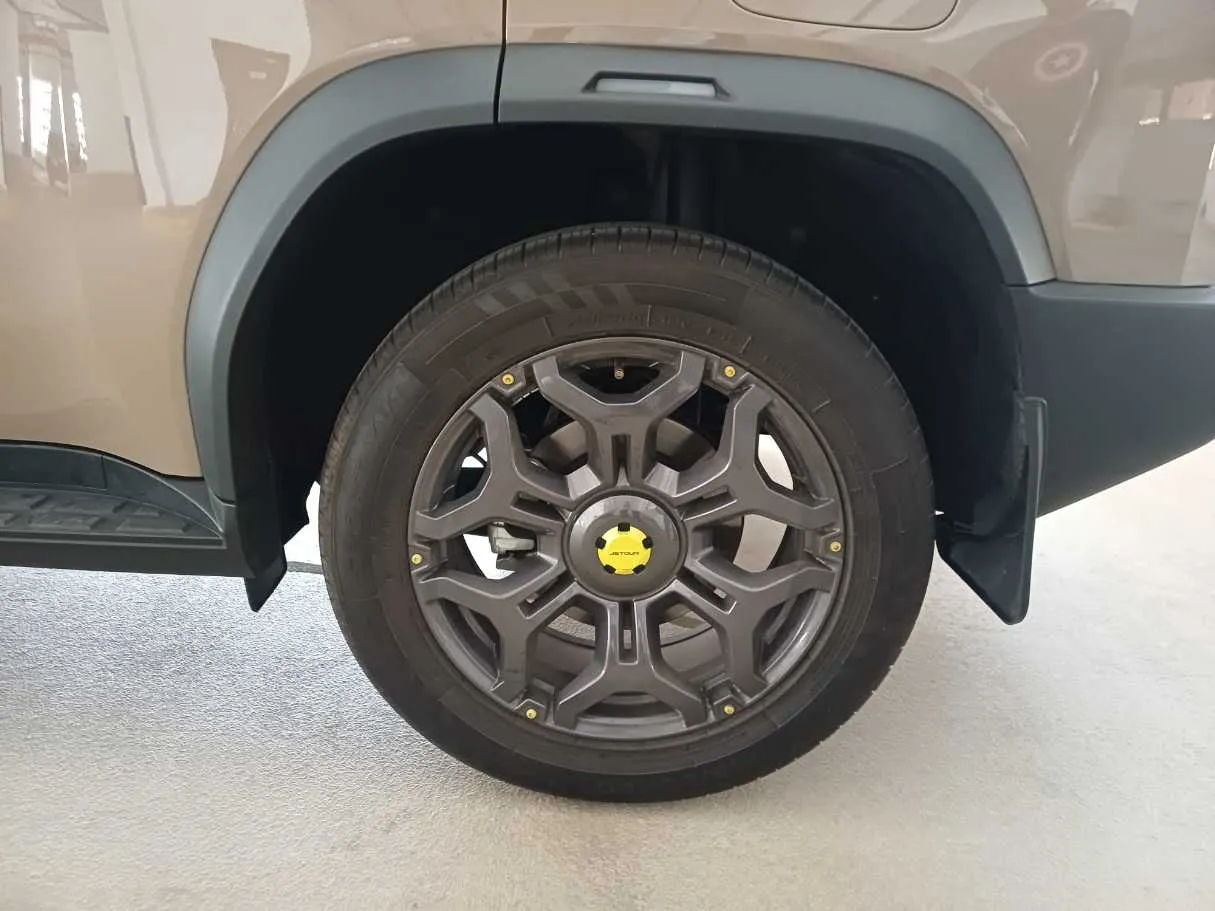 Car image 10