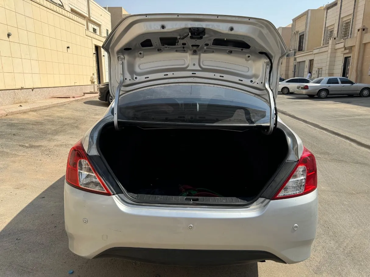 Car image 18