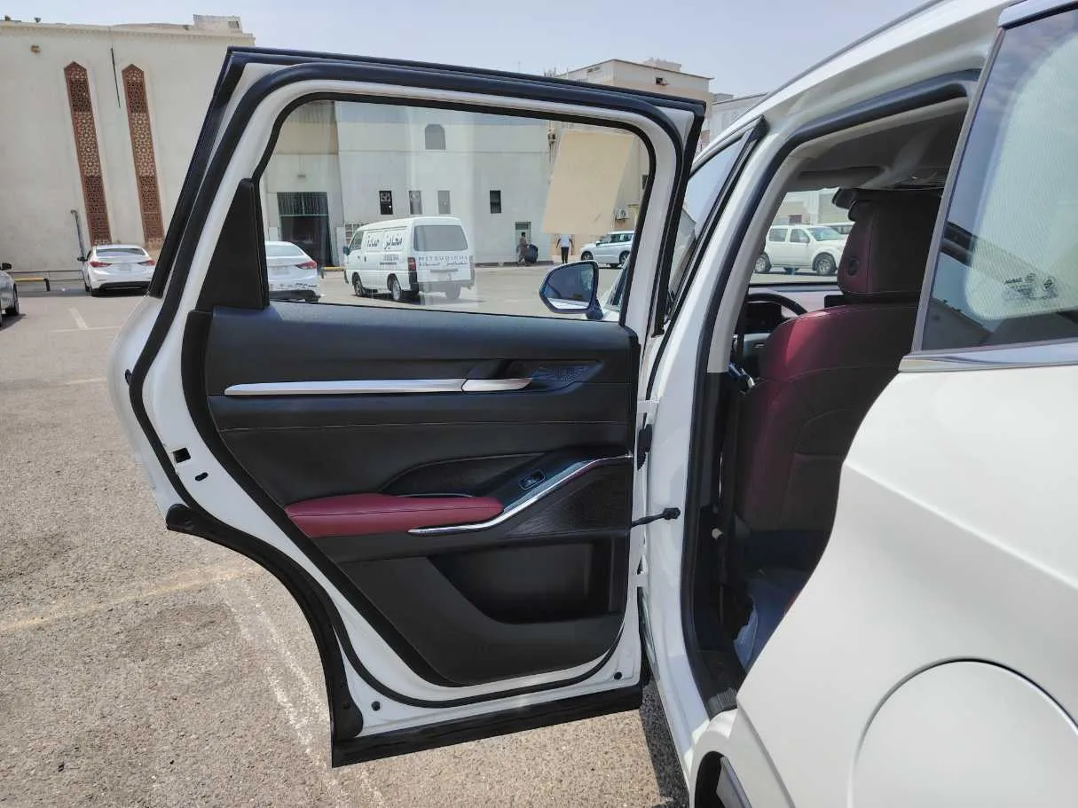 Car image 14
