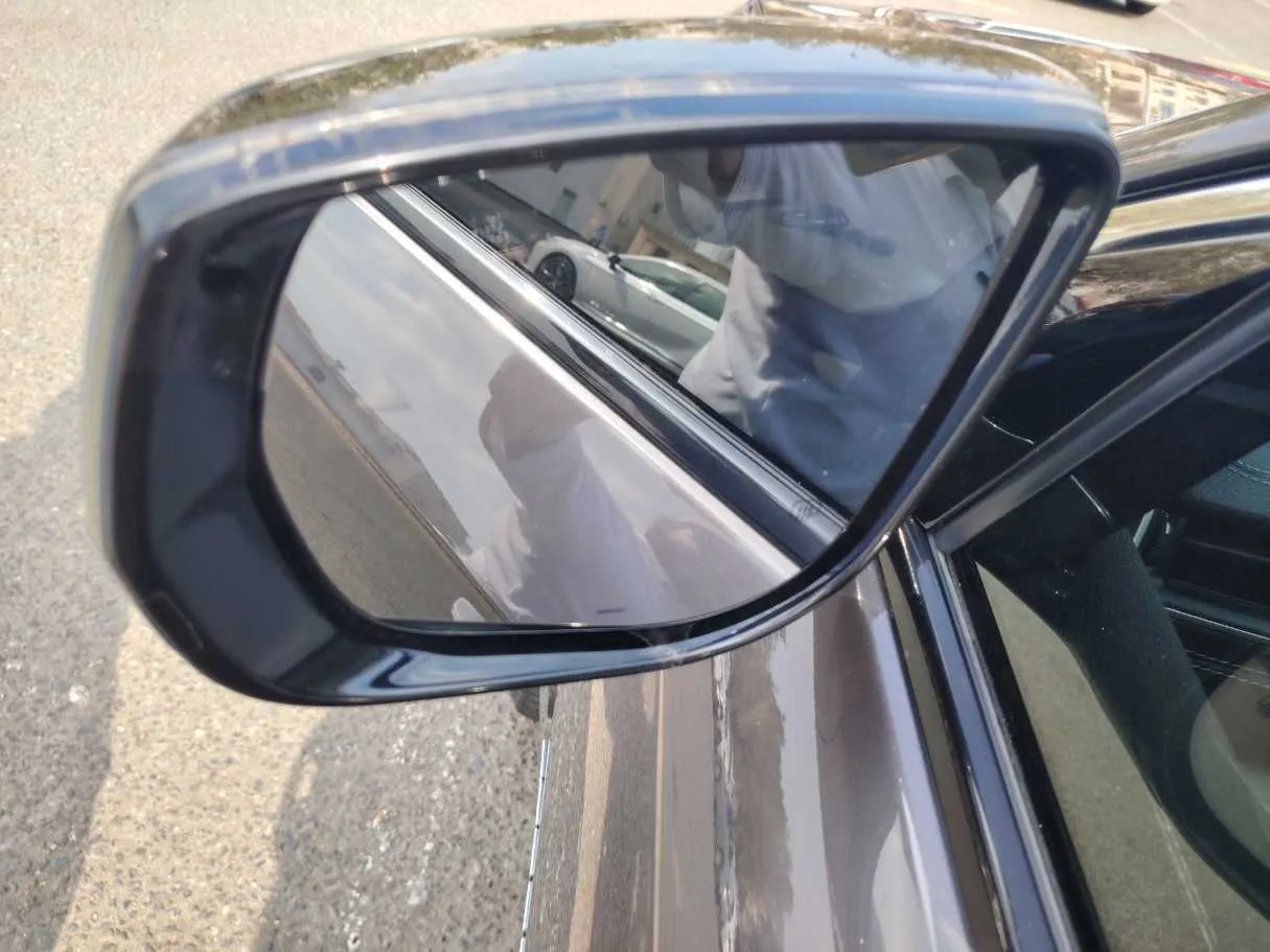 Car image 32