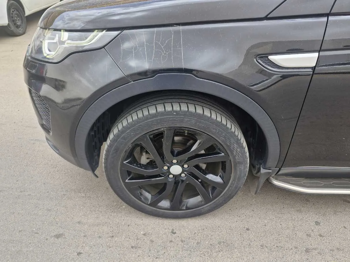 Car image 9