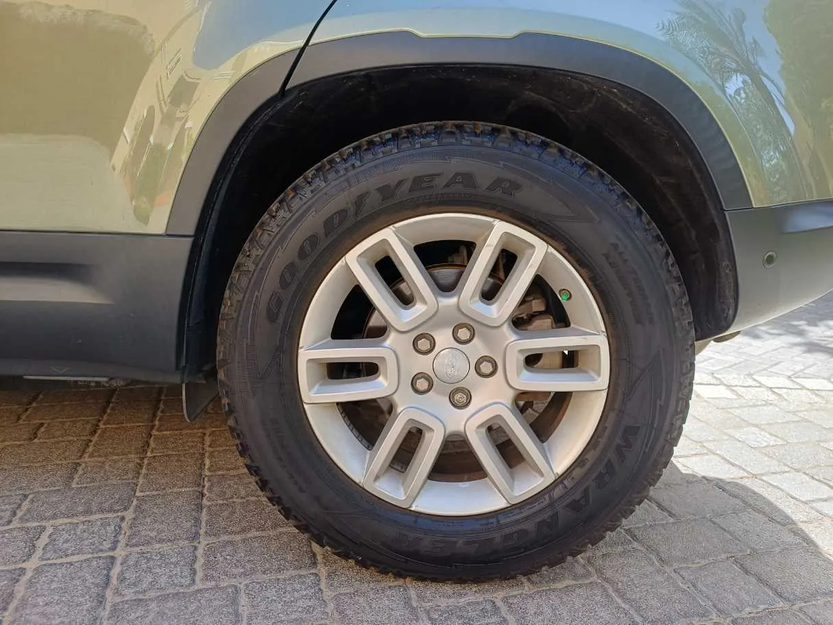 Car image 9