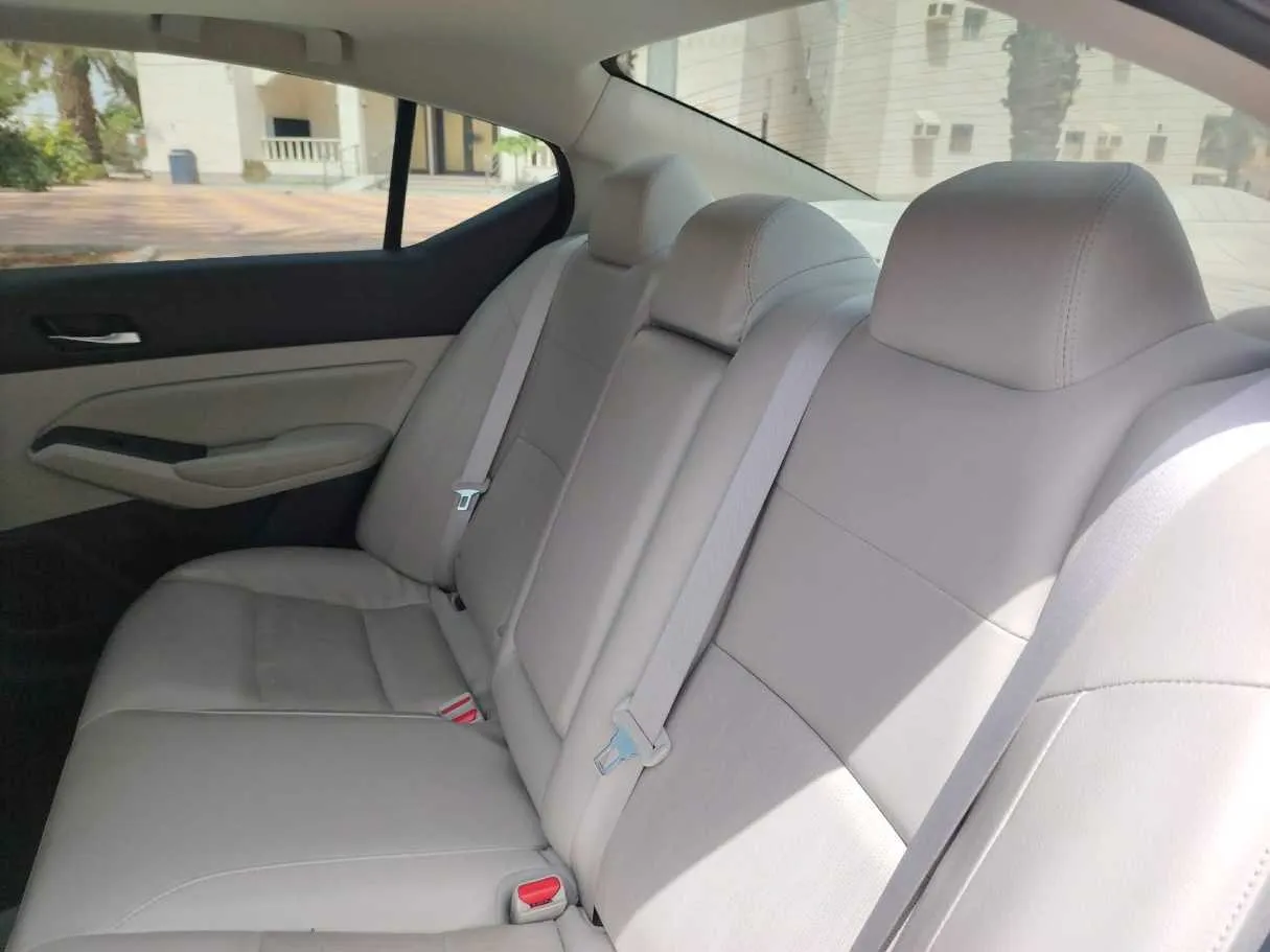 Car image 19