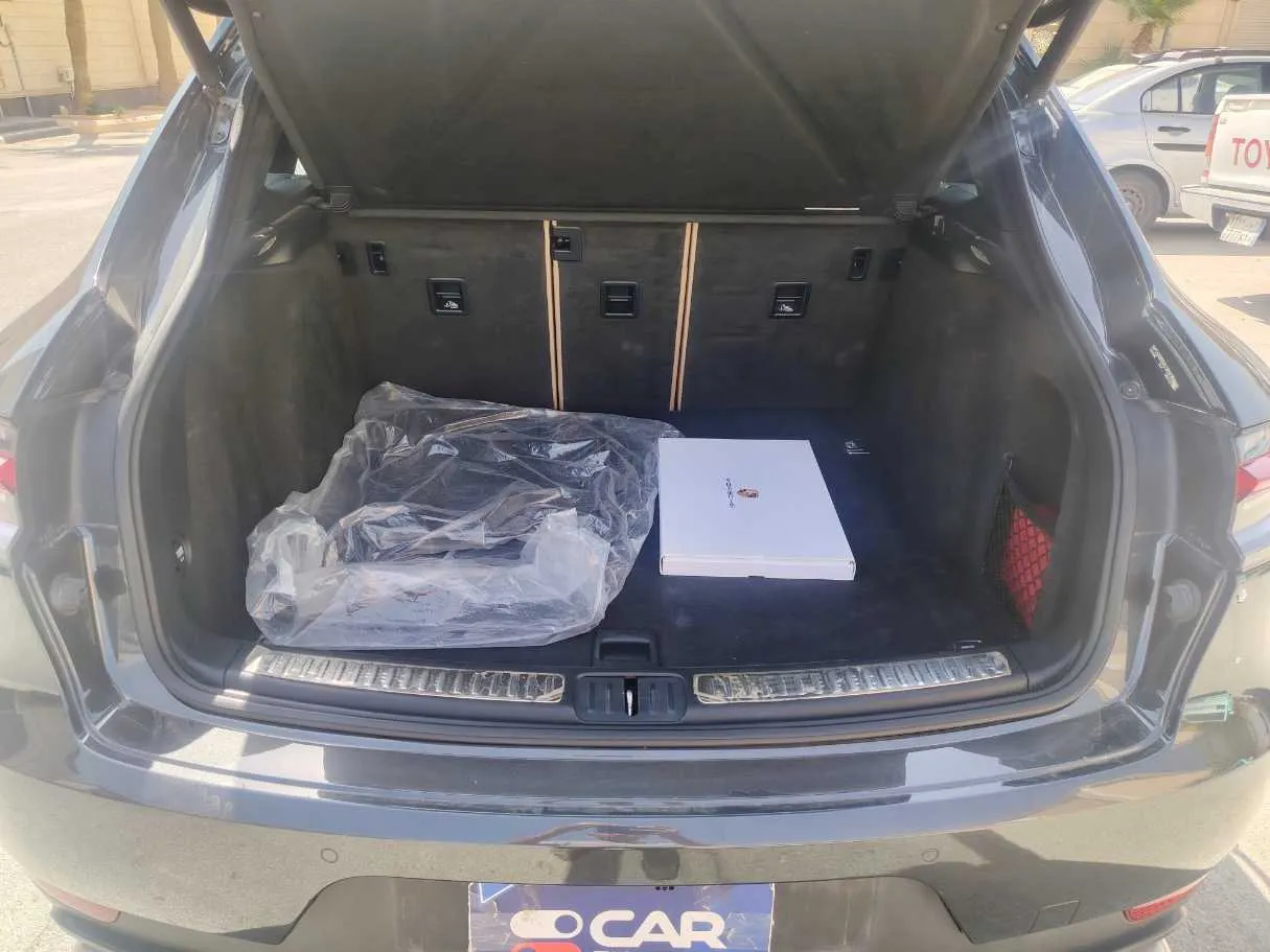 Car image 24