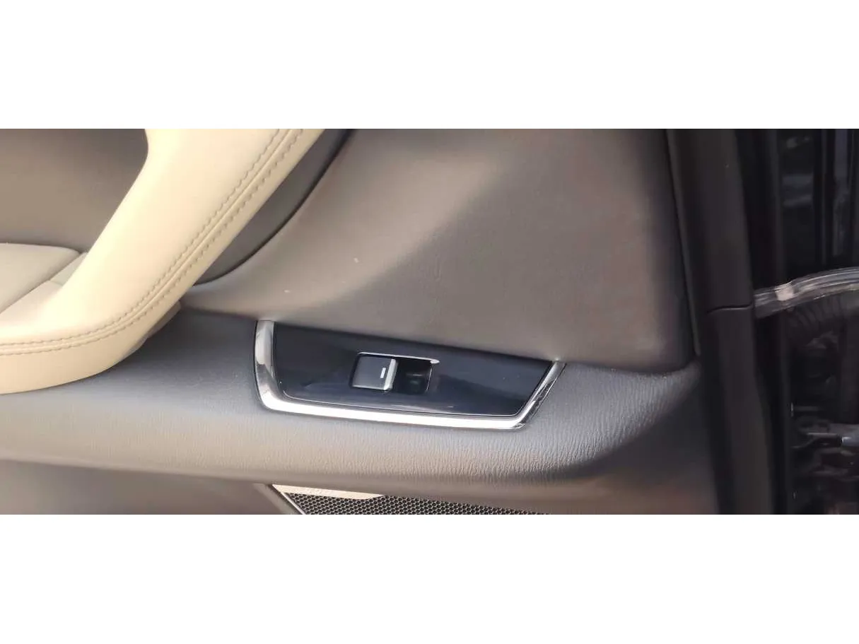 Car image 32